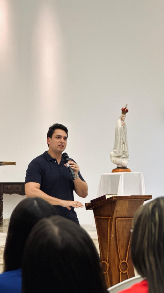 Matheus Chaves apresentando a palestra